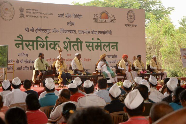 किसानों को केमिकल फ्री खेती के लिए प्रेरित कर रहे हैं श्री श्री रविशंकर