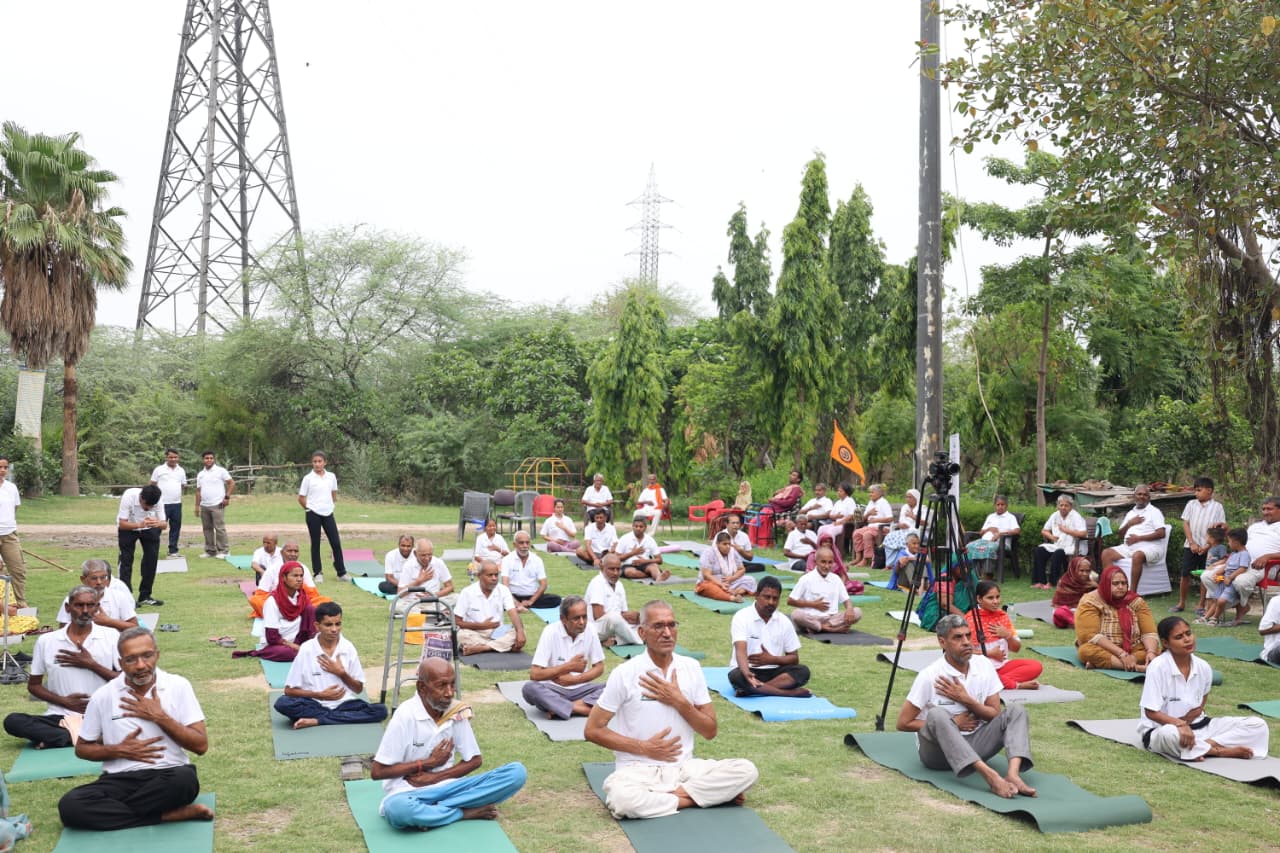 Yoga Day युग संस्कृति न्यास और वृद्वकेयर फाउंडेशन का वरिष्ठ नागरिकों के लिए  विशेष योग कार्यक्रम